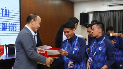 لأول مرة، يوقع الاتحاد الفيتنامي لكرة القدم عقوداً مع المشرفين والحكام: كرة القدم الفيتنامية تصبح أكثر احترافية.