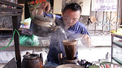 Ένα παραδοσιακό βιετναμέζικο καφέ φίλτρου στο τέλος μιας αγοράς στην πόλη Χο Τσι Μινχ προσελκύει πελάτες εδώ και 70 χρόνια χάρη στη μυστική συνταγή του για την «αποθήκευση κόκκων καφέ».