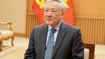 A forradalom, a Párt akaratától a nép szívéig, és a haladás korszakának vágya.