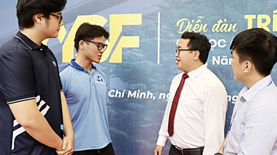 האוניברסיטה הלאומית של הו צ'י מין סיטי מחברת אינטלקטואלים צעירים עם עסקים של בוגרים.