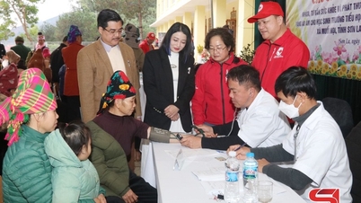 Безкоштовні медичні огляди та видача ліків для мешканців комуни Муой Ной.