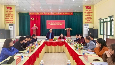 Делегація журналу «Комуніст» працює в комуні Дам Тхуй.