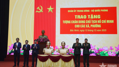 Provincia Bac Ninh oferă comunelor și sectoarelor statui-portrete ale președintelui Ho Și Min.