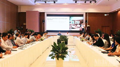 ປຶກສາຫາລືກ່ຽວກັບວິທີແກ້ໄຂເພື່ອປັບປຸງຄຸນນະພາບ ແລະ ປະດິດສ້າງຜະລິດຕະພັນທ່ອງທ່ຽວໃນໝູ່ບ້ານຫັດຖະກຳ.