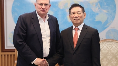 نائب وزیر اعظم ہو ڈک فوک نے اے آئی اے گروپ کے چیئرمین مسٹر مارک ٹکر کا استقبال کیا۔