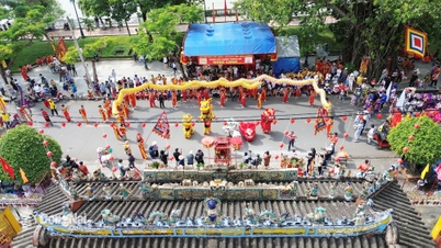 Den livliga Ky Yen-festivalen i Tan Lans samlingshus.