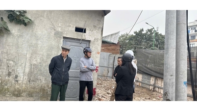 Dinh Cong'daki 18 haneden 13'ü, 2.5 kilometrelik Çevre Yolu projesinin inşası için araziyi devretmeyi kabul etti.