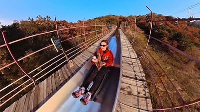 ນັກທ່ອງທ່ຽວຫວຽດນາມໄປຢ້ຽມຢາມກຳແພງເມືອງຈີນເພື່ອຊົມເຊີຍໃບໄມ້ຫຼົ່ນໃນລະດູໃບໄມ້ຫຼົ່ນ, ລົງຈາກພູໃນແບບທີ່ຜິດປົກກະຕິ.