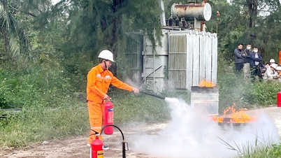 Quang Tri Power Company: Verbesserung der Brandschutz- und Brandbekämpfungsfähigkeiten von Ingenieuren und Arbeitern.