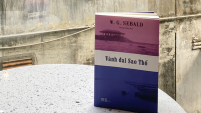 Reis door de ruïnes van de geschiedenis.