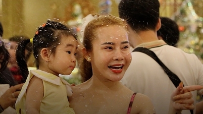 جوانان در شهر هوشی مین از گرفتن عکس و سر زدن به مکان‌هایی که به نظر می‌رسد "برف می‌بارد" لذت می‌برند.