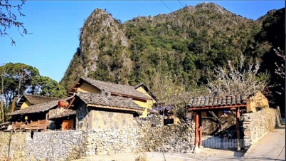 पथरीले क्षेत्र के फिल्म फुटेज में दिखाई देने वाले पारंपरिक घर।