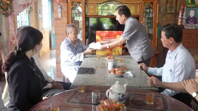 Η μετα-αμερικανική κοινωνία διαδίδει την παράδοση του «Πίνοντας νερό, θυμούμενοι την πηγή».