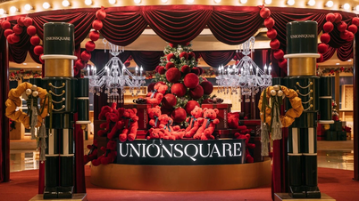 Sebuah 'Desa Natal' yang memukau tepat di dalam pusat perbelanjaan.