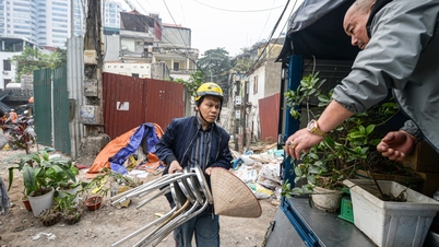 हनोई के निवासी अपना सामान समेटने और रिंग रोड 1 के निर्माण के लिए जमीन सौंपने में जुटे हुए हैं।