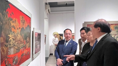 תערוכה של 44 ציורי לכה מייצגים לציון הקונגרס הלאומי ה-14 של המפלגה.