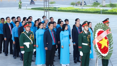 המשלחת מאיגוד המקצועי העירוני הקריבה קטורת לזכר הקדושים המעונים.