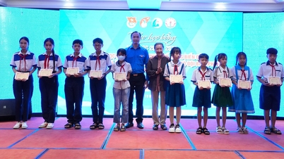 カマウはヴ・ア・ディン奨学金と「愛するホアンサ・チュオンサのために」奨学金を授与しています。