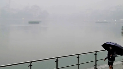 12月13日の今朝、ハノイは濃い霧に包まれていた。