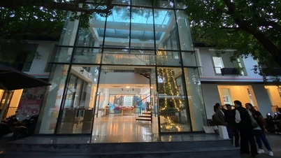 審査委員会はロンドン・カレッジ・オブ・デザイン・アンド・ファッションの包括的な審査を行っている。