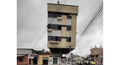 Het gebouw, dat wankel in evenwicht lijkt alsof het elk moment kan instorten, heeft de afgelopen 30 jaar talloze aardbevingen doorstaan.