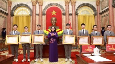 19 studentů bylo oceněno Medailí práce.