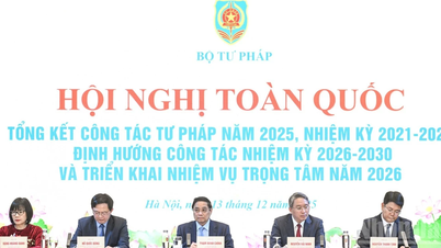 Prim-ministrul Pham Minh Chinh participă la conferință, unde prezintă pe scurt și implementează sarcinile cheie ale sectorului justiției.