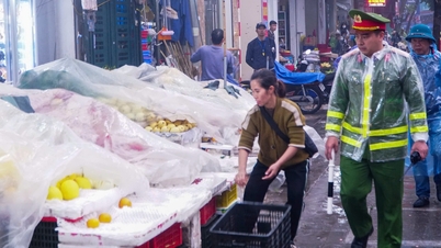 ប៉ូលីសទីក្រុងហាណូយបានប្រថុយនឹងភ្លៀងដើម្បីបើកប្រតិបត្តិការសម្របសម្រួលមួយដើម្បីទាមទារយកចិញ្ចើមផ្លូវ និងផ្លូវថ្នល់មកវិញ។