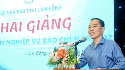 Lam Dong Gazeteciler Derneği, üyelerine gazetecilik eğitimi vermektedir.