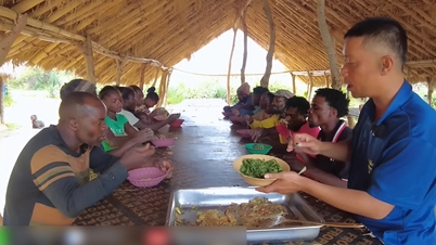 آفریقایی‌ها برای اولین بار املت به سبک ویتنامی با برگ‌های پریلا را امتحان می‌کنند و از خوشمزه بودن آن تعریف و تمجید می‌کنند.