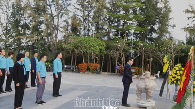 A Tartományi Munkásszervezetek Szövetségének küldöttsége füstölőt ajánlott fel a Gac Ma Mártírok Emlékművénél.