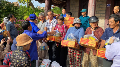 Ninh Chus avdelningsfrontkommitté samordnade donationen av 150 presentpaket till fattiga hushåll.