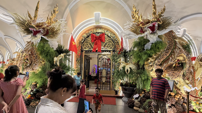 Dragoni gemeni uriași stau la un hotel vechi de un secol din orașul Ho Chi Minh.