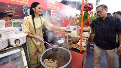 Clienții au fost surprinși să fie serviți cu pho de regina frumuseții H'Hen Niê în „Ziua Pho”.