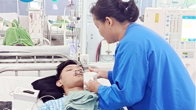 Vă rugăm să ajutați acest tânăr care așteaptă un transplant de rinichi de la mama sa.