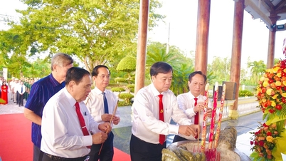 Visiting and offering incense to President Ho Chi Minh and the heroic martyrs on the occasion of the Revolutionary Tradition Day of the Party Committee, army and people of Ca Mau province (December 13).