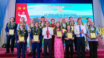 ১৪টি অসামান্য কাজের মধ্যে ফান নগক হিয়েন সাহিত্য ও শিল্প পুরস্কার প্রদানের মাধ্যমে অনুষ্ঠানটি শেষ হয়।