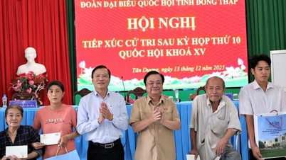 Timbalan Yang Dipertua Dewan Undangan Negeri Le Minh Hoan bertemu dengan pengundi di komun Tan Duong, wilayah Dong Thap.