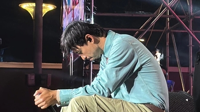 Den Vâu böjde huvudet, försjunken i tankar på scenen mitt i kontroversen "Raising Her".