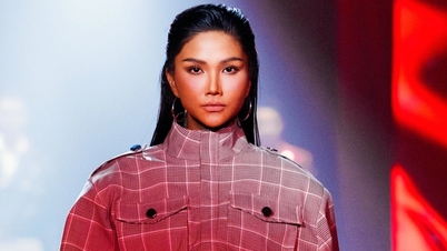 H'Hen Niê gjør comeback på catwalken, og skjønnheten hennes som nybakt mor vekker oppmerksomhet.