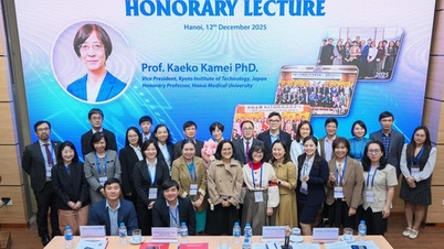 Az első díszelőadás nemzetközi tudósok számára a Hanoi Orvosi Egyetemen.