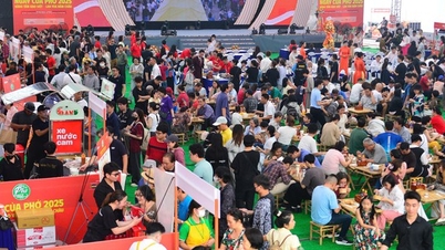 ในเช้าวันสุดสัปดาห์ ใจกลางเมืองโฮจิมินห์จะเต็มไปด้วยผู้คนมากมายที่เดินทางมาลิ้มลองเฝอจากทั้งสามภูมิภาคของเวียดนาม