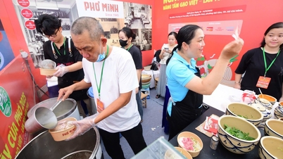 ហ្វ័រកំពុងលក់ដាច់យ៉ាងលឿន តូបជាច្រើនកំពុង «ព្យួរឆ្នាំង» របស់ពួកគេ ហើយរង់ចាំទឹកស៊ុបបាច់បន្ទាប់។