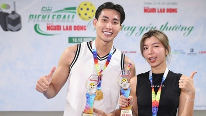 Huu Long und Dong Anh Quynh erzielen beim Nguoi Lao Dong Newspaper Pickleball Tournament einen Doppelsieg.