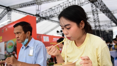 Den Pho 2025 v Ho Či Minově Městě byl plný zákazníků, mnozí dychtivě stáli, aby se najedli.