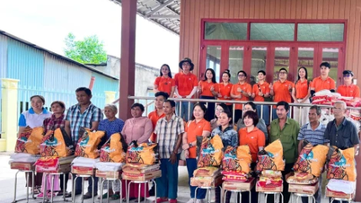 كومونة دوونغ مينه تشاو: زراعة الأشجار وتقديم الهدايا لأقلية تا مون العرقية.