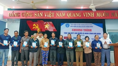 สำนักงานประกันสังคมท้องถิ่นจังหวัดทังบิ่ญ แจกบัตรประกันสุขภาพจำนวน 120 ใบ ให้แก่ผู้ด้อยโอกาส