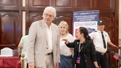 បុរសម្នាក់ដែលទន្ទេញចាំសន្លឹកបៀចំនួន ២៨០៨ សន្លឹកដោយគ្រាន់តែក្រឡេកមើលមួយភ្លែត បានបង្ហាញវិធីសាស្ត្រហ្វឹកហាត់ការចងចាំរបស់គាត់ ខណៈពេលកំពុងទៅទស្សនាទីក្រុងហូជីមិញ។