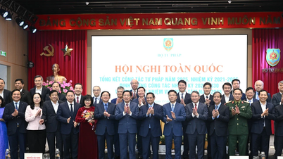 [تصویر] وزیر اعظم فام من چن عدالتی شعبے کے کاموں کا خلاصہ اور عمل درآمد کرنے والی کانفرنس میں شرکت کر رہے ہیں۔