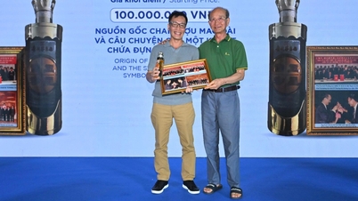 Diplomatik hatıra eşyalarının açık artırması, çocuk kanser hastalarına destek olmak için 430 milyon VND topladı.